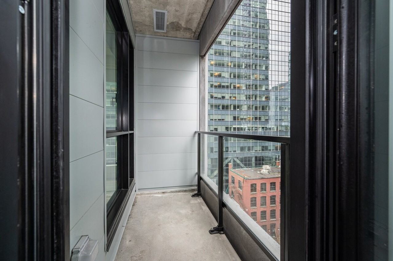 4171 Rue de la Montagne - Photo 3 of 41