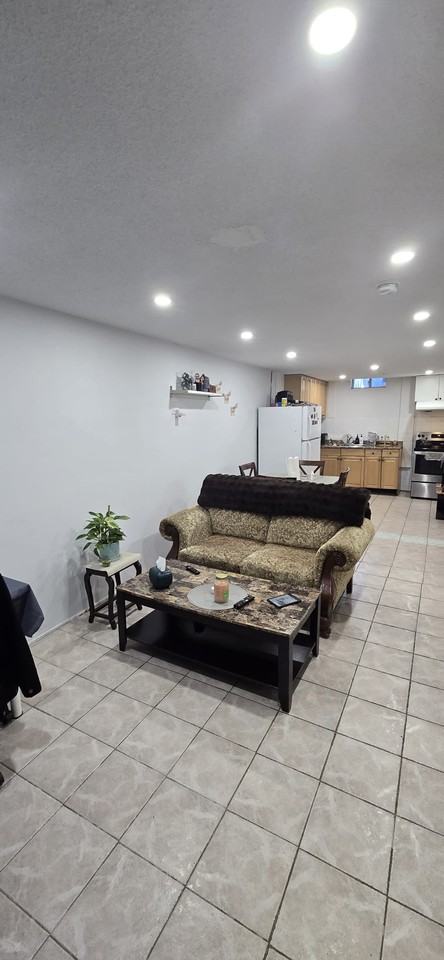 415 Wendron Cres - Photo 2 of 7