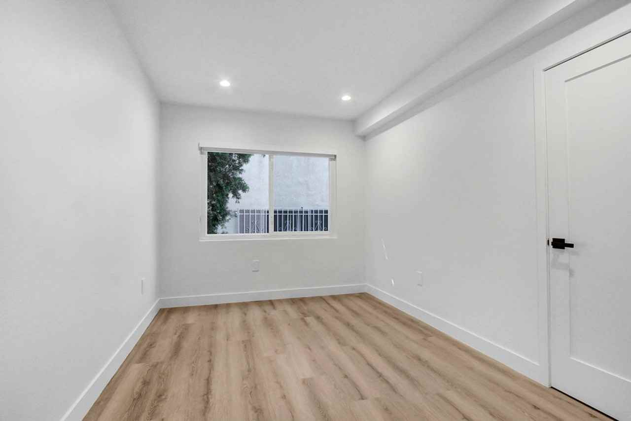 1545 North Laurel - Photo 3 of 50