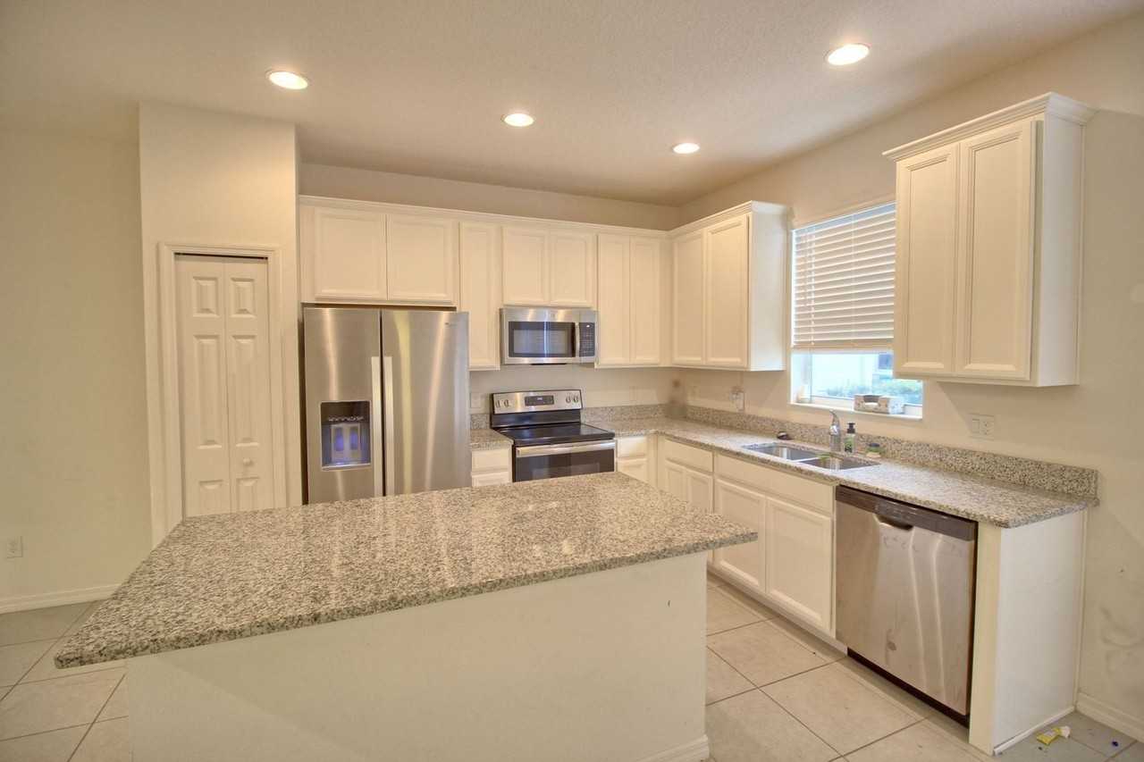 990 E 10th St - Photo 4 of 18