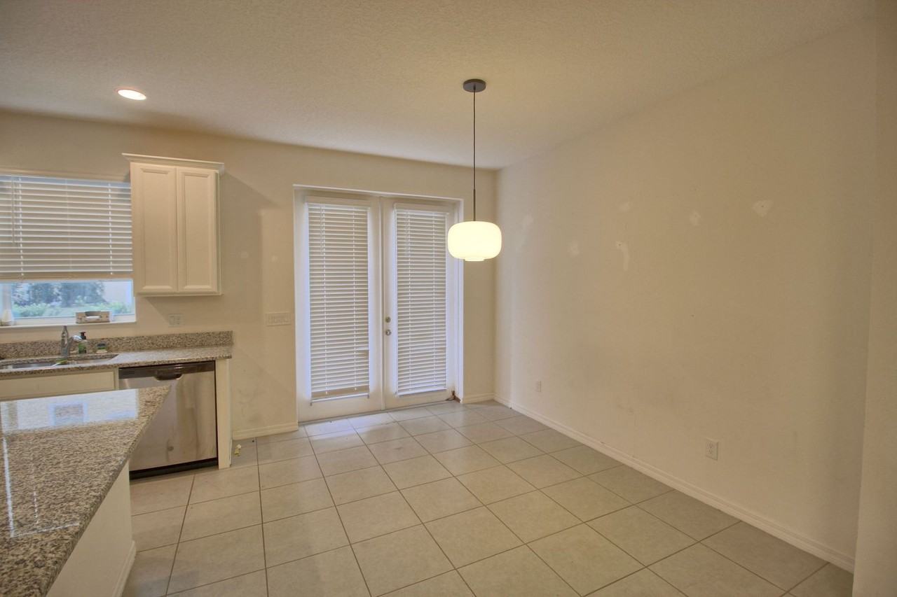 990 E 10th St - Photo 6 of 18