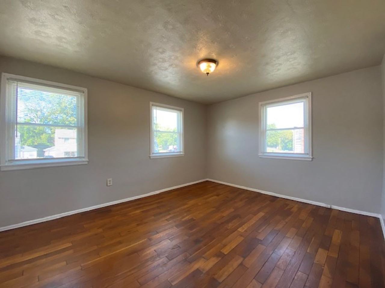 875 E Mccreight Ave - Photo 3 of 15