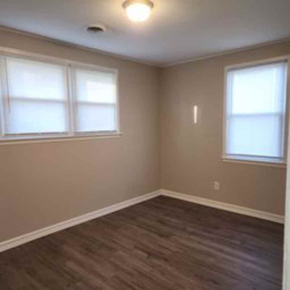 1202 Davis St - Photo 3 of 8