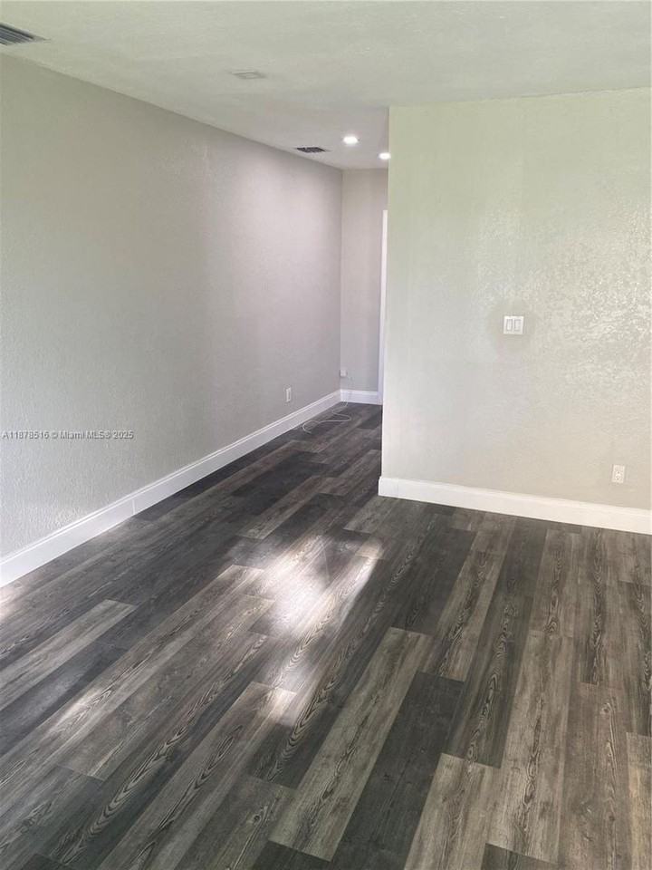 284 Se 6th Ave - Photo 3 of 10