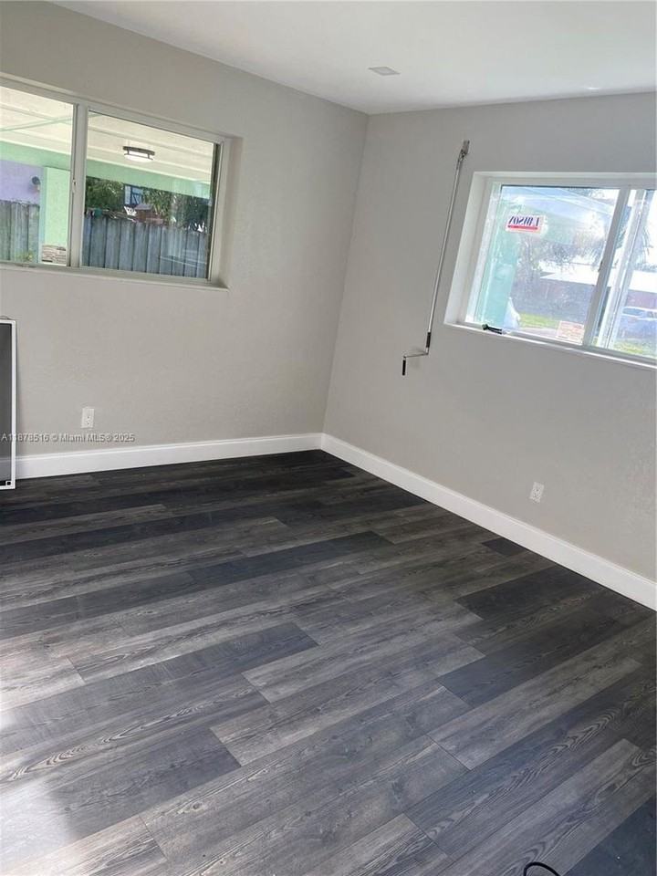 284 Se 6th Ave - Photo 4 of 10