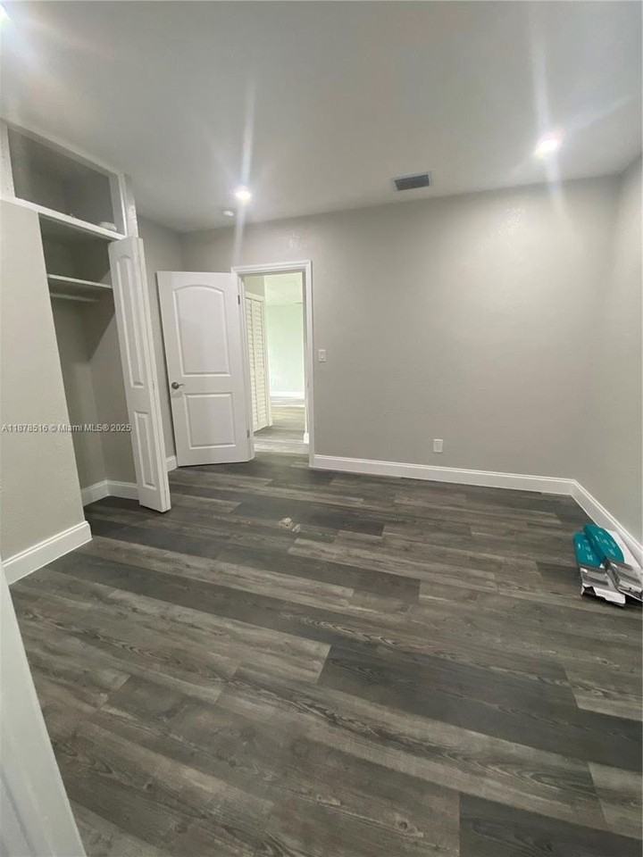 284 Se 6th Ave - Photo 7 of 10