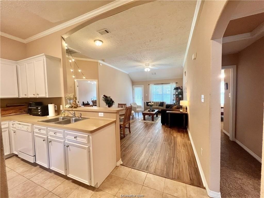 4344 Spring Garden Dr - Photo 4 of 28