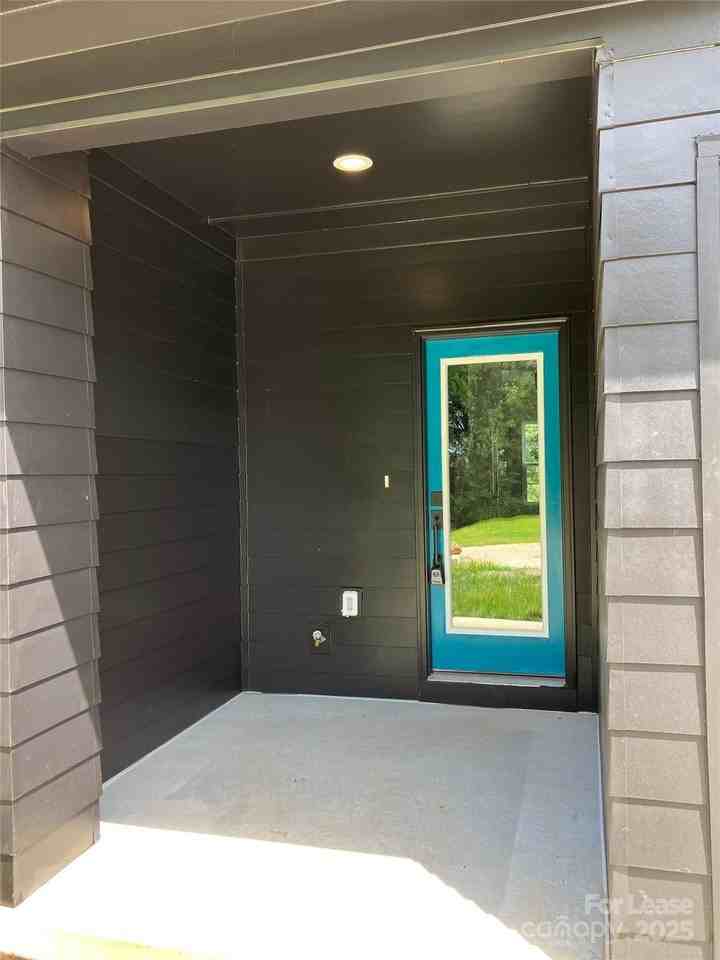 19813 N Ferry St - Photo 3 of 26