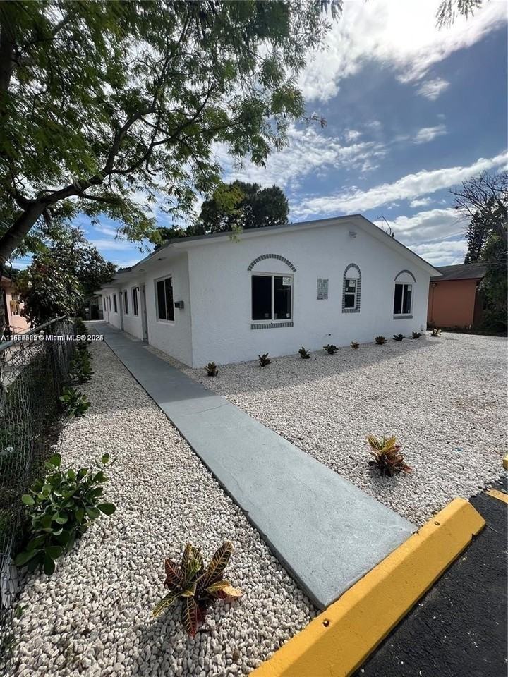 840 Sw 6th Ct #C - Photo 2 of 6