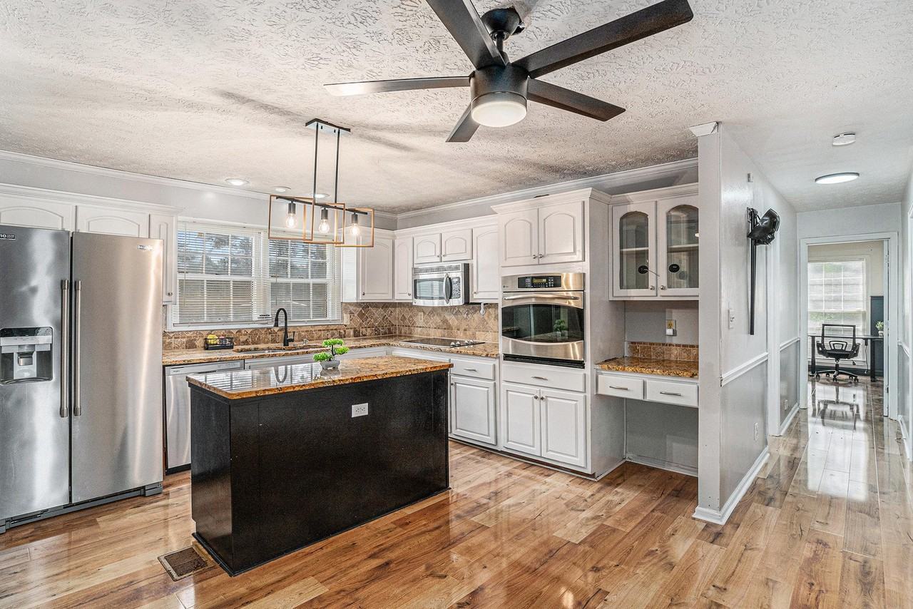 Holmes Dr Sw - Photo 2 of 7