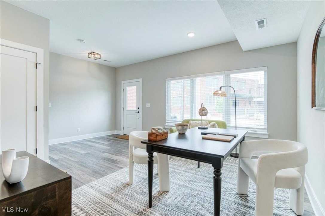 1989 W 47th St - Photo 3 of 37