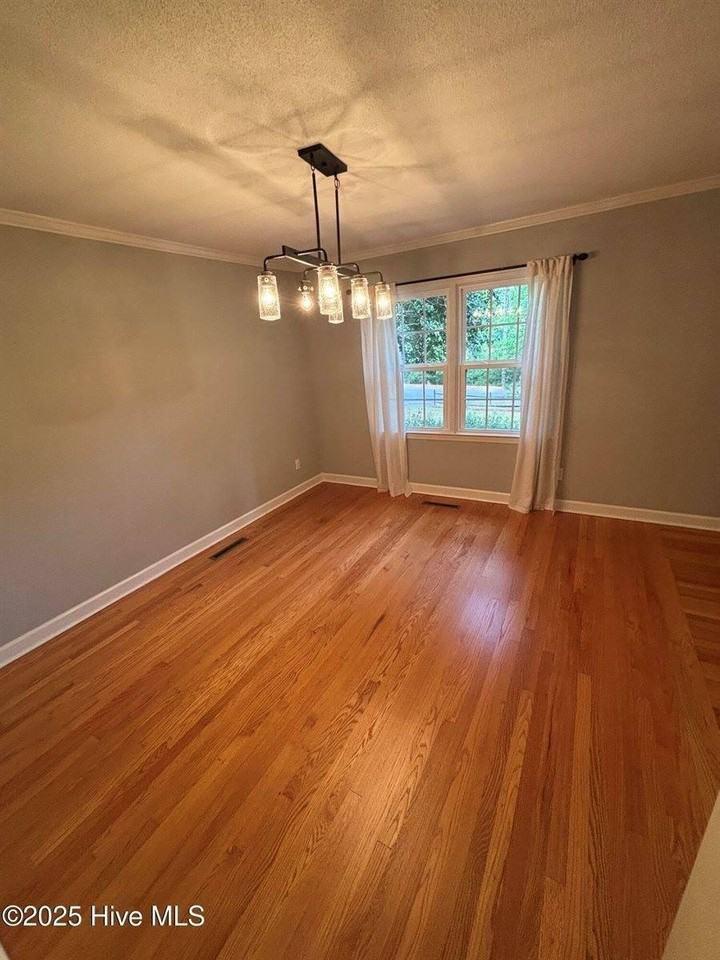 1075 Inverness Road - Photo 4 of 20