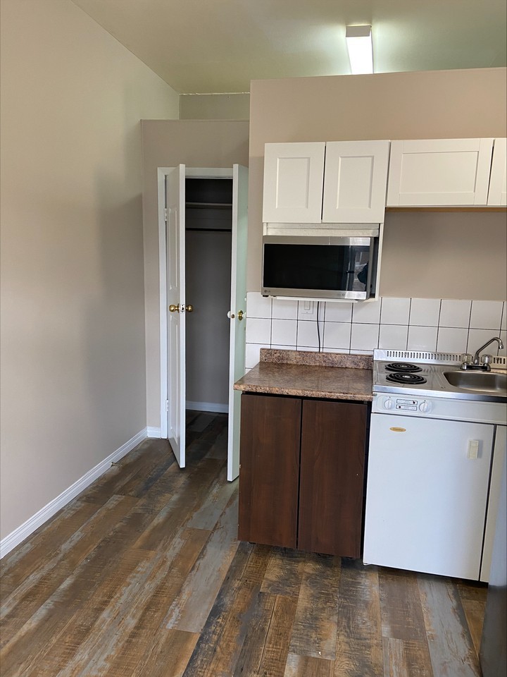 #4, 11928 129 Ave NW Edmonton, AB - Photo 3 of 17
