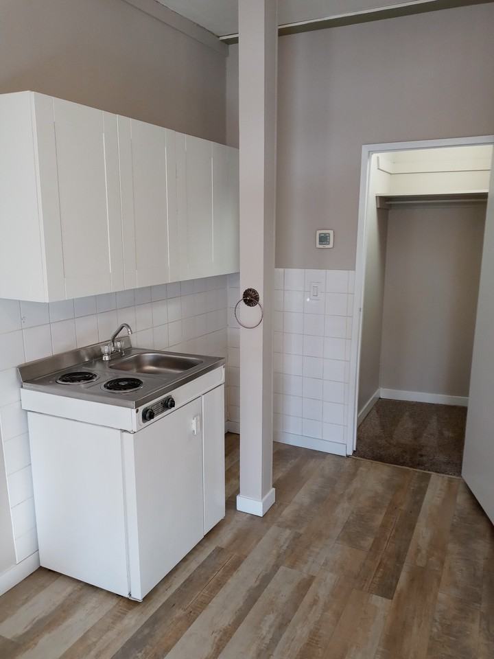 #5, 11928 129 Ave NW Edmonton, AB - Photo 2 of 14