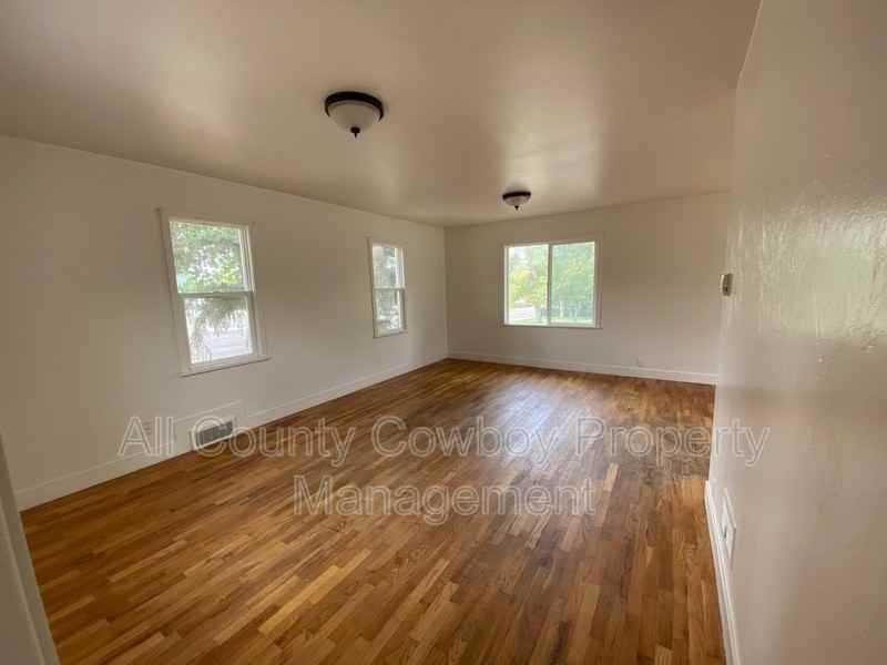 1203 Canby St - Photo 2 of 11