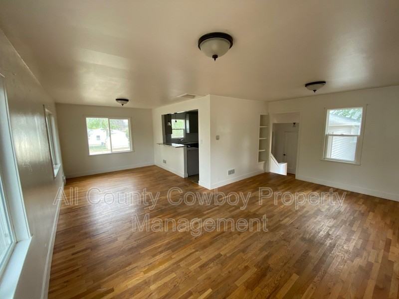 1203 Canby St - Photo 3 of 11