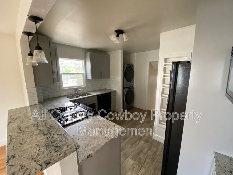 1203 Canby St - Photo 4 of 11