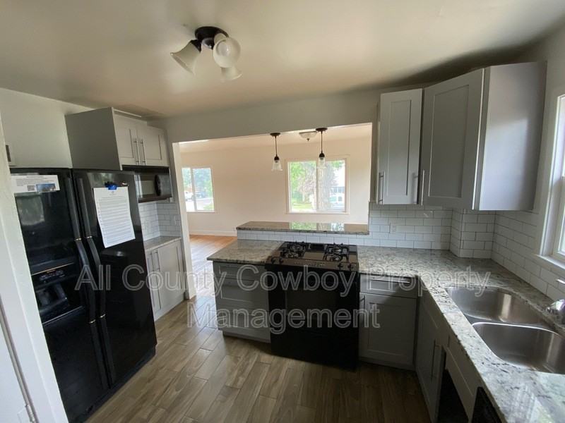 1203 Canby St - Photo 5 of 11