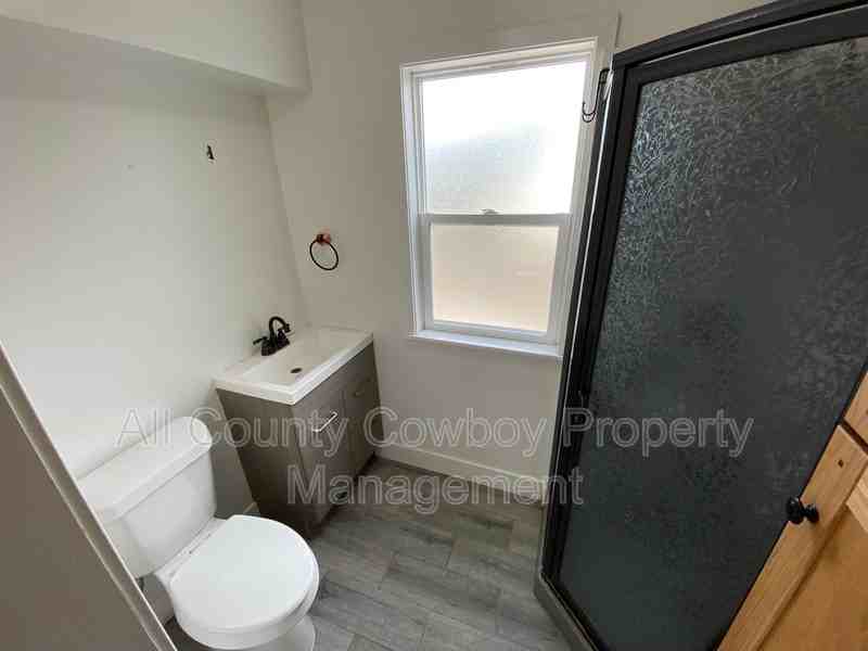 1203 Canby St - Photo 6 of 11