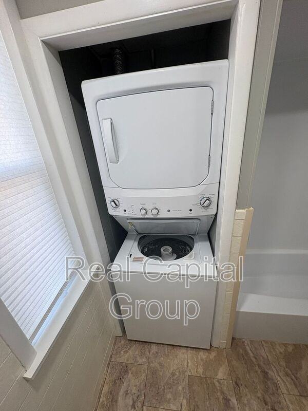 306 3rd St #3 - Photo 4 of 16