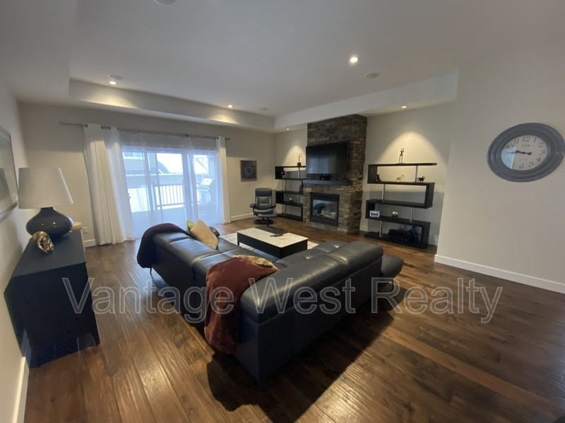 5785 Mountainside Dr - Photo 3 of 26