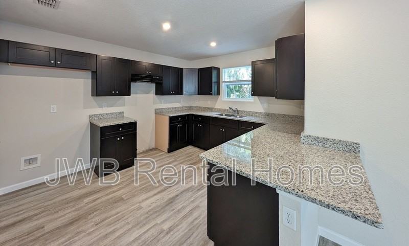 835 Oakley Street - Photo 2 of 8