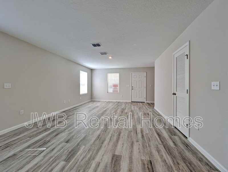835 Oakley Street - Photo 4 of 8