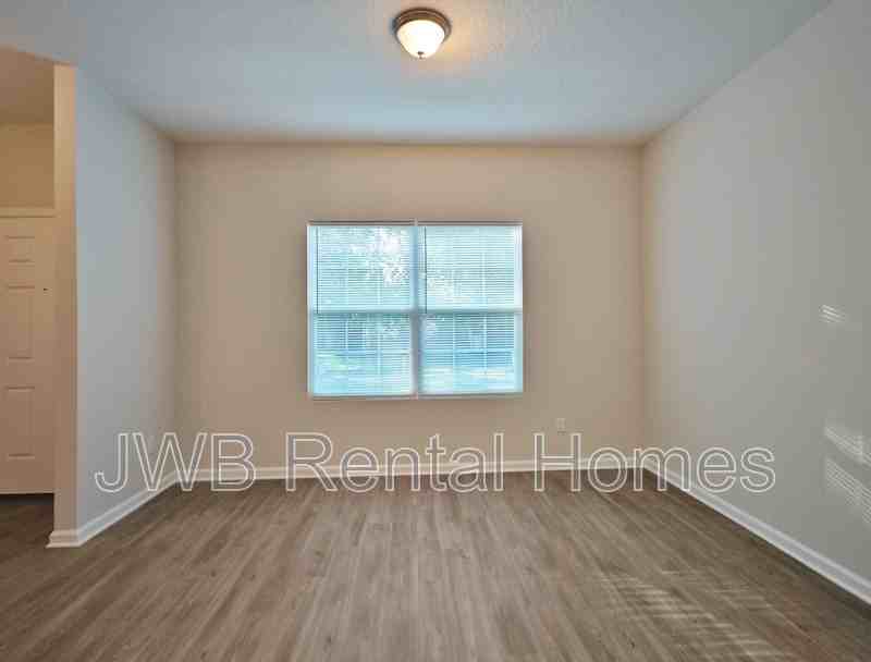 13638 Hollings St - Photo 5 of 9