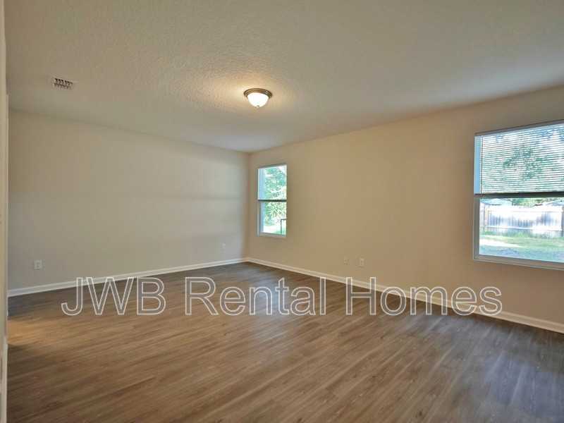 13638 Hollings St - Photo 6 of 9