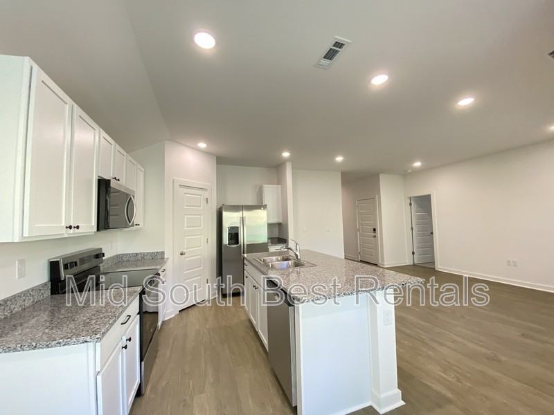 8402 Oxford Valley Dr - Photo 3 of 14