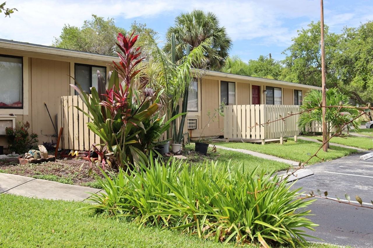 10003 S Nob Hill Cir - Photo 7 of 9