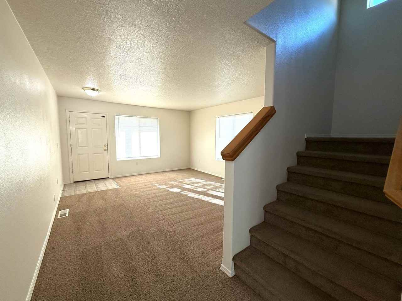 6303 Klickitat Ln - Photo 4 of 28