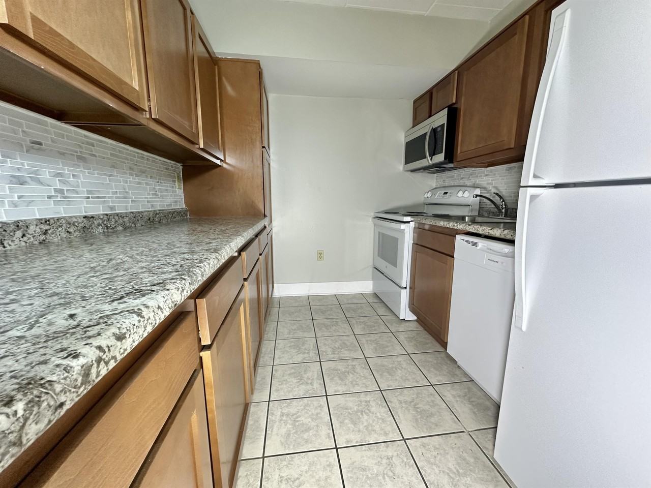 COLONIAL ARMS APARTMENTS -- 009 - Photo 4 of 48