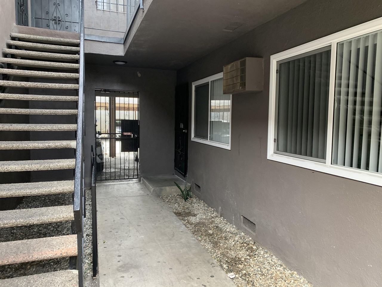 1327 S St. Andrews Pl - Photo 3 of 16