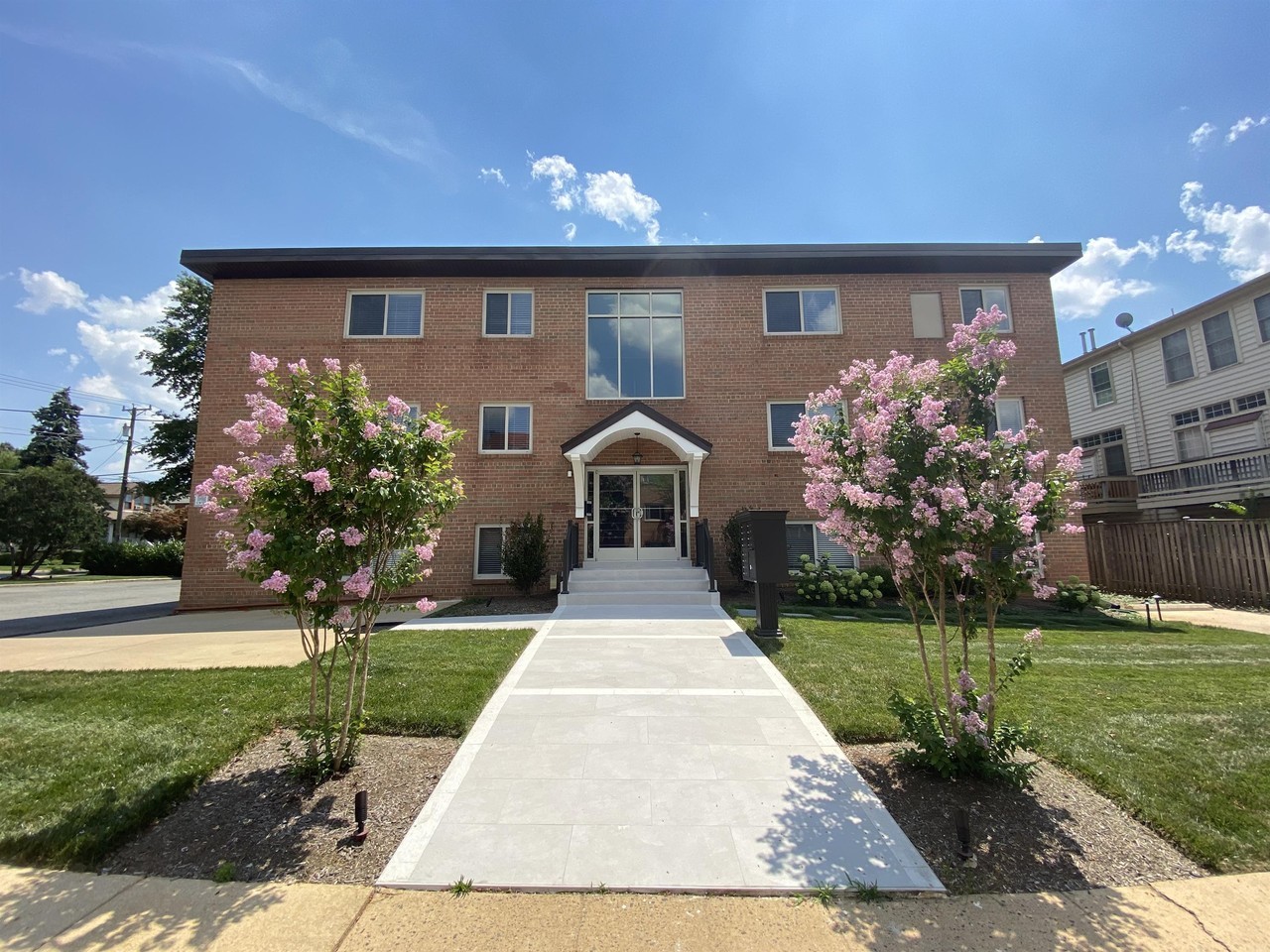 3100  Clarendon - Photo 3 of 14