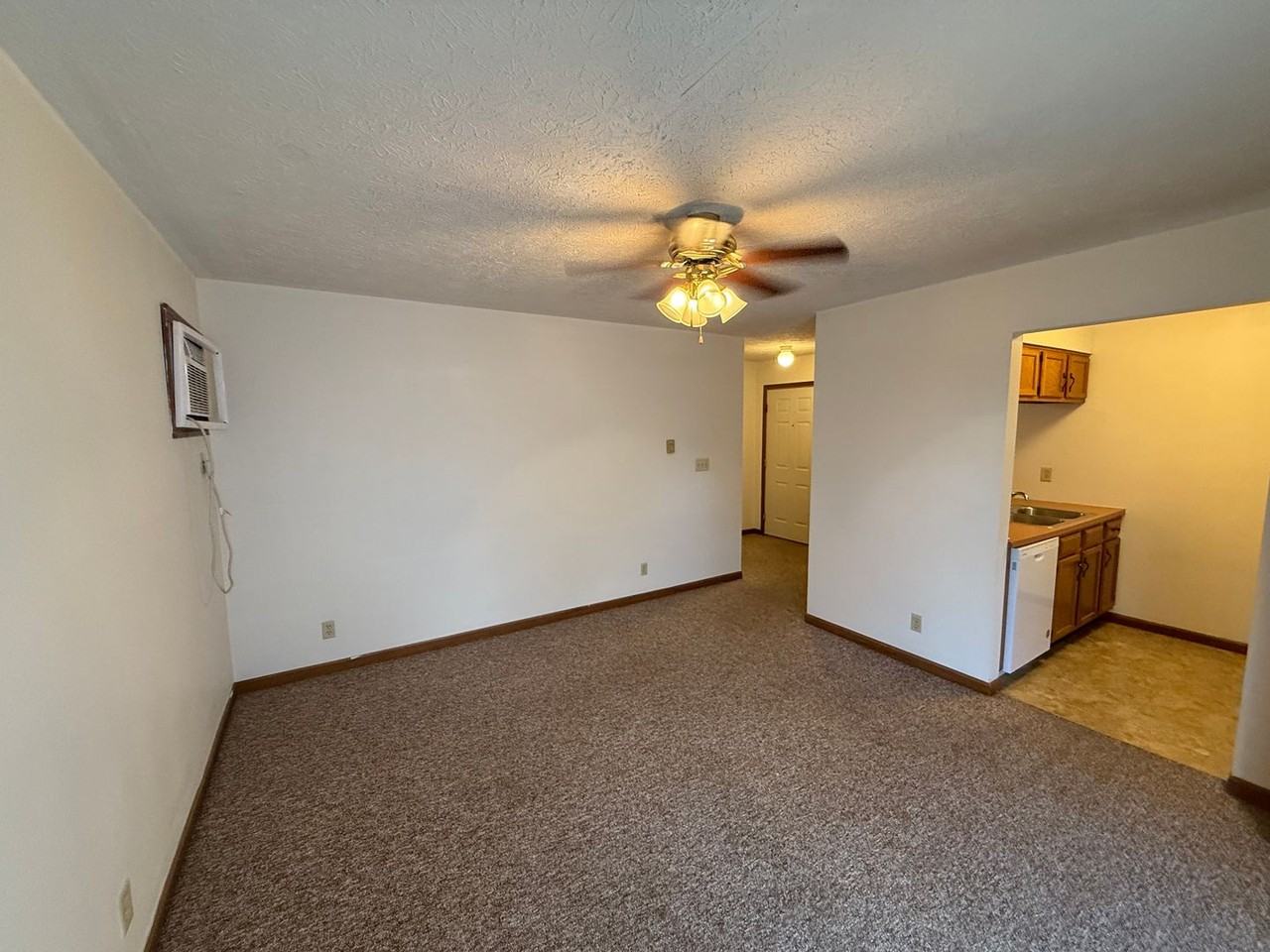 Leslie Manor Apartments - Photo 2 of 9