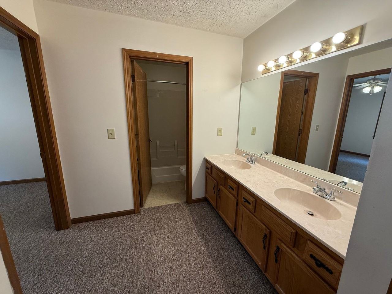 Leslie Manor Apartments - Photo 4 of 9