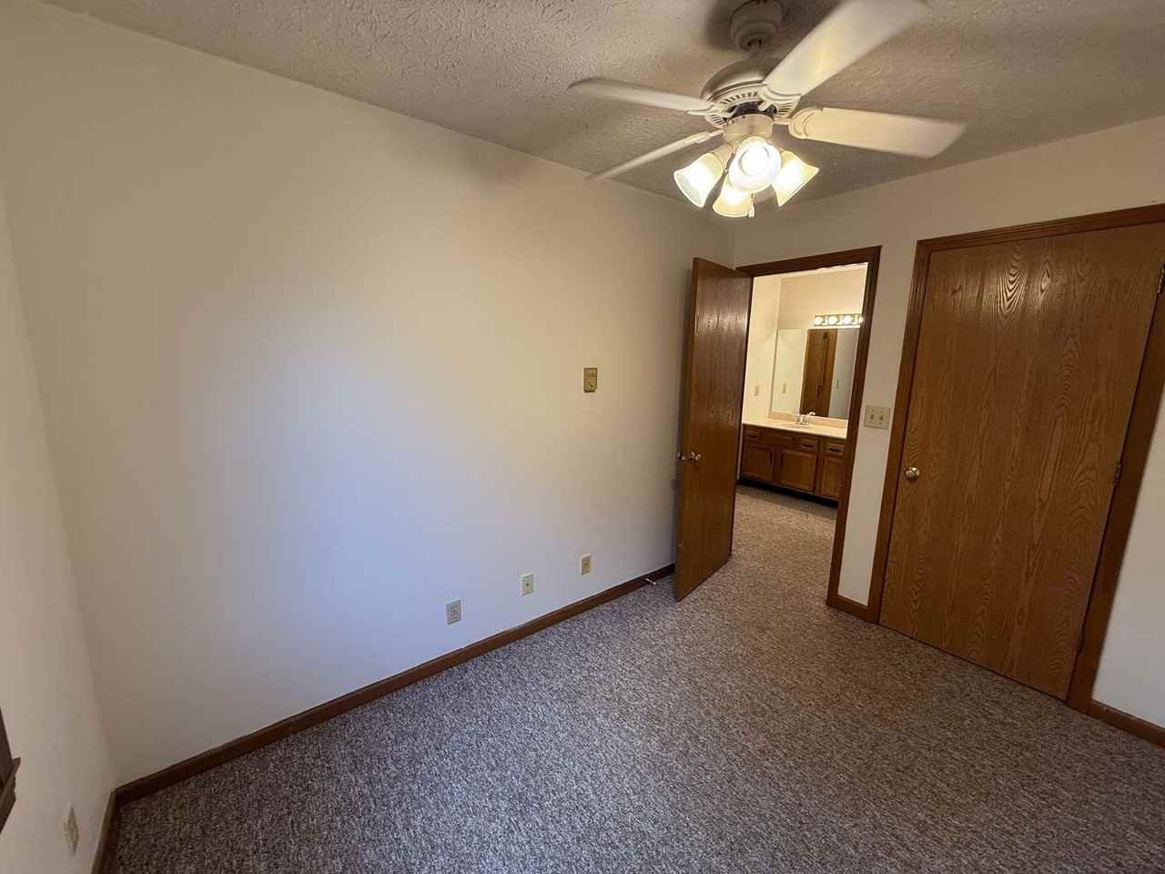 Leslie Manor Apartments - Photo 6 of 9