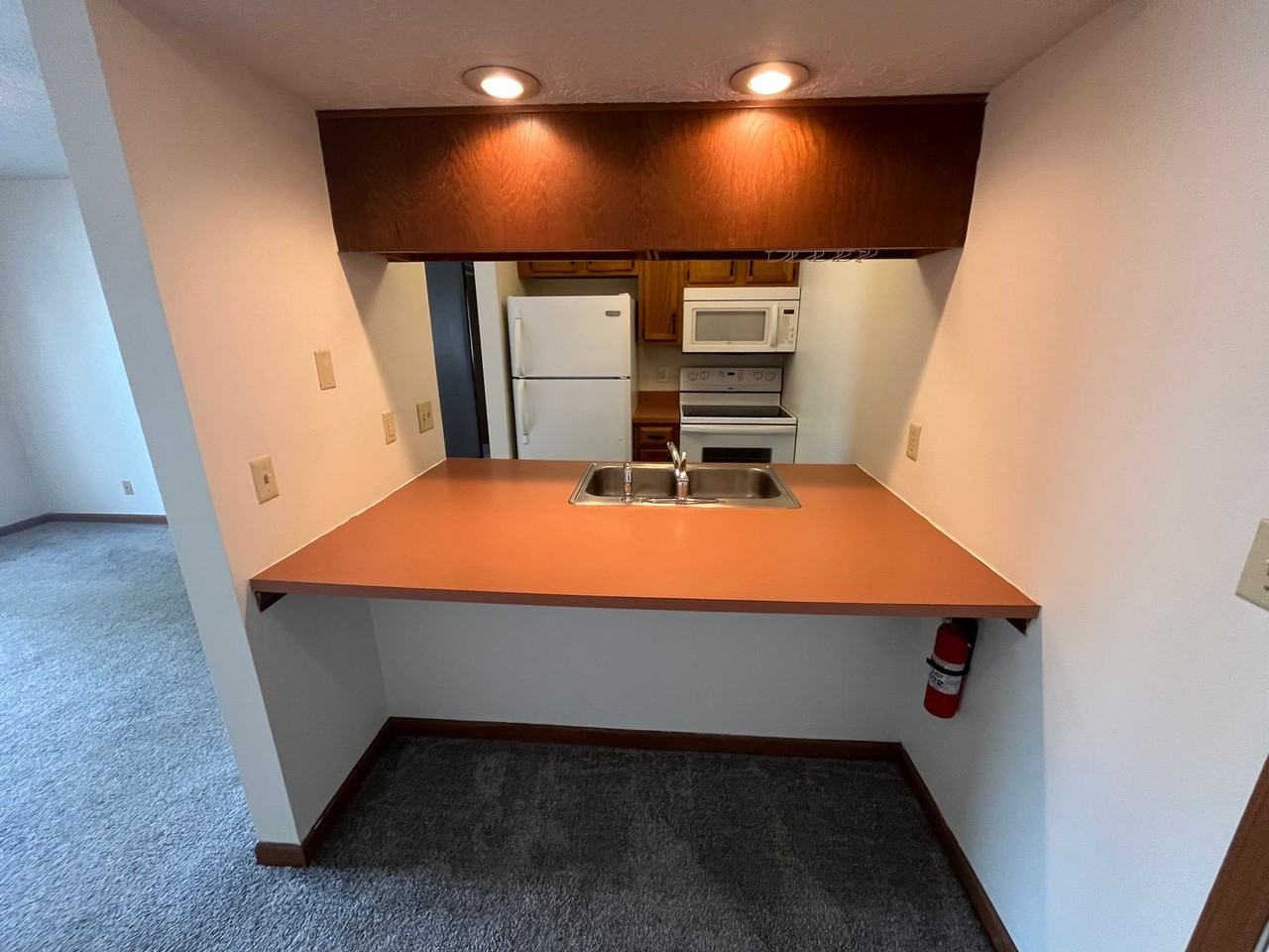 Leslie Manor Apartments - Photo 3 of 9