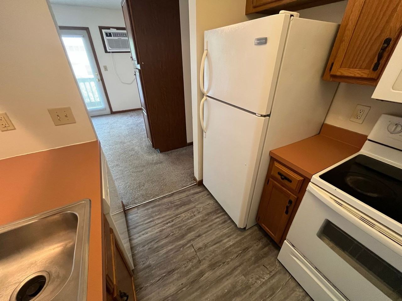 Leslie Manor Apartments - Photo 4 of 9