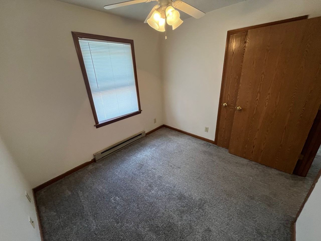 Leslie Manor Apartments - Photo 5 of 9