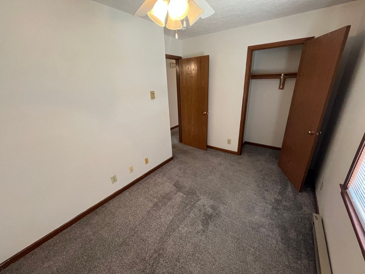 Leslie Manor Apartments - Photo 6 of 9