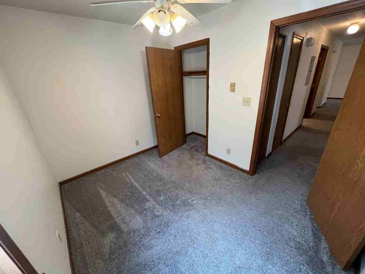 Leslie Manor Apartments - Photo 7 of 9