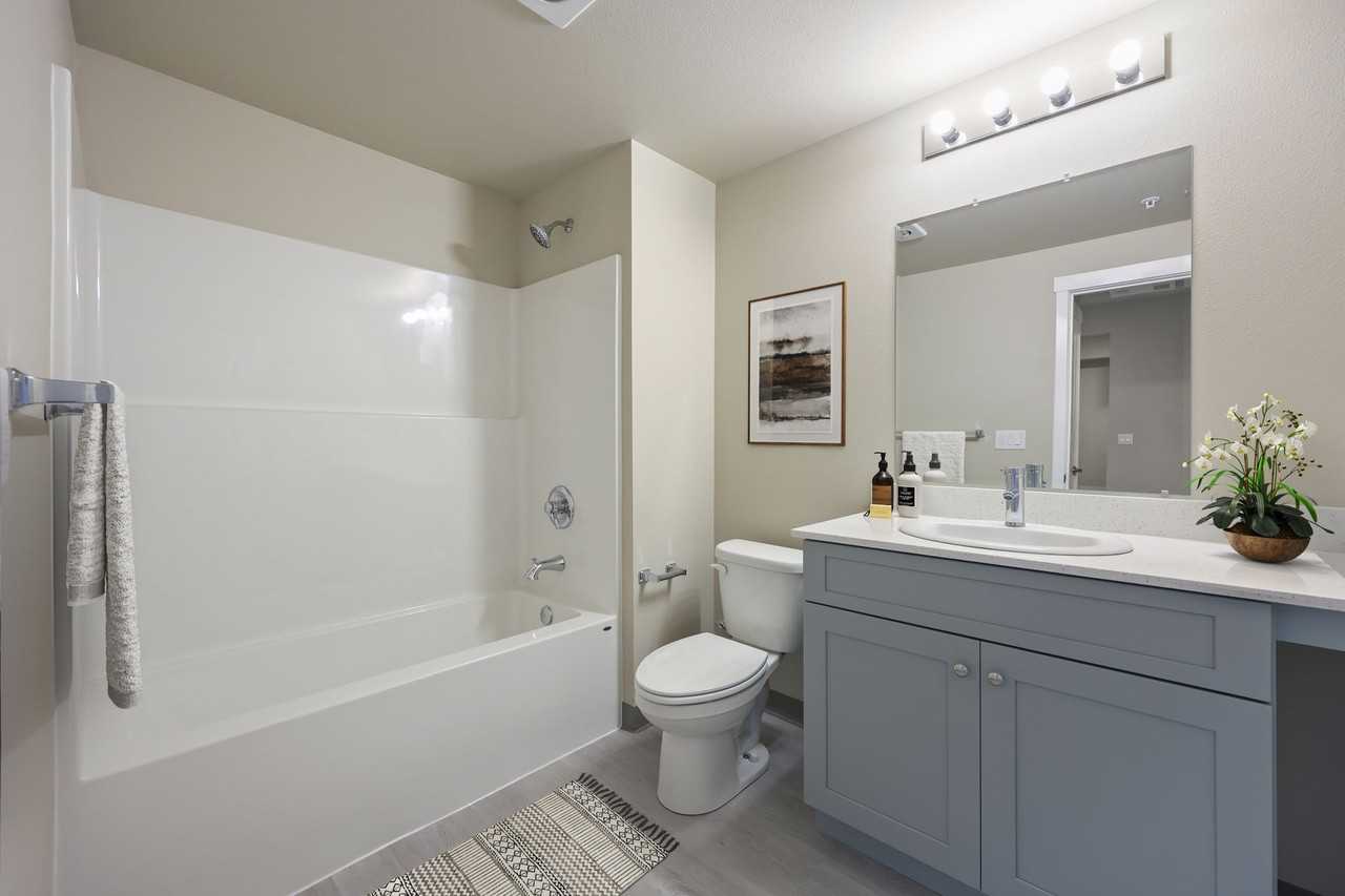 Twelve-O-Two Apartments - Photo 6 of 7