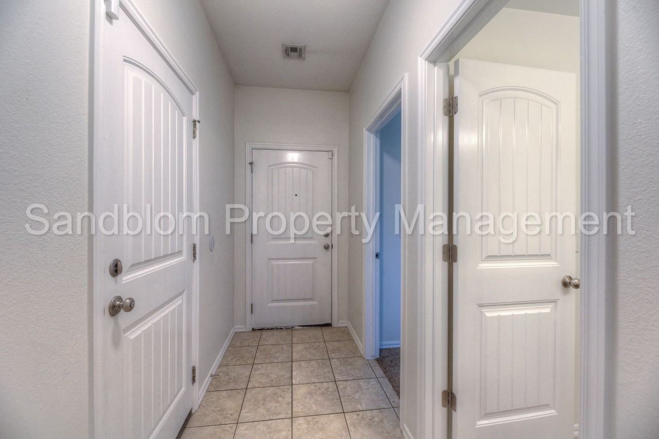 10418 S James St - Photo 3 of 28
