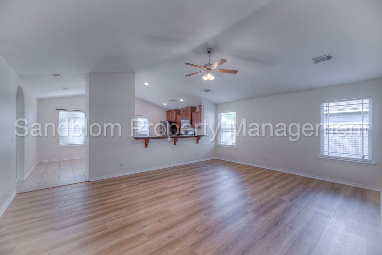 10418 S James St - Photo 4 of 28