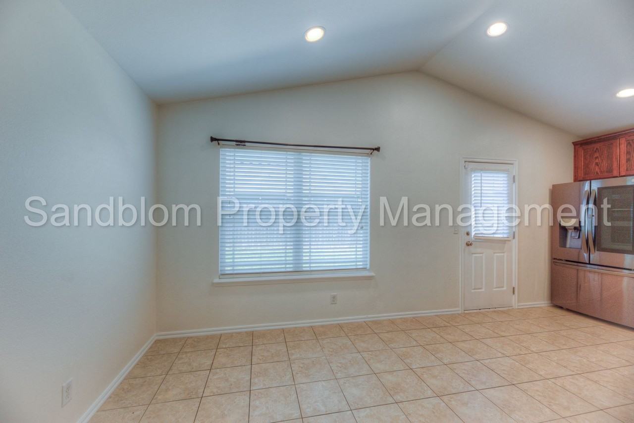 10418 S James St - Photo 7 of 28