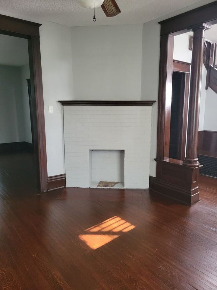 438 E Creighton Ave - Photo 2 of 15