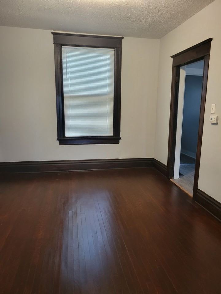 438 E Creighton Ave - Photo 3 of 15