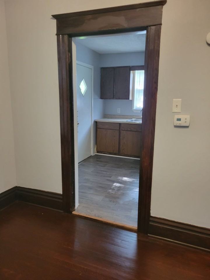 438 E Creighton Ave - Photo 4 of 15